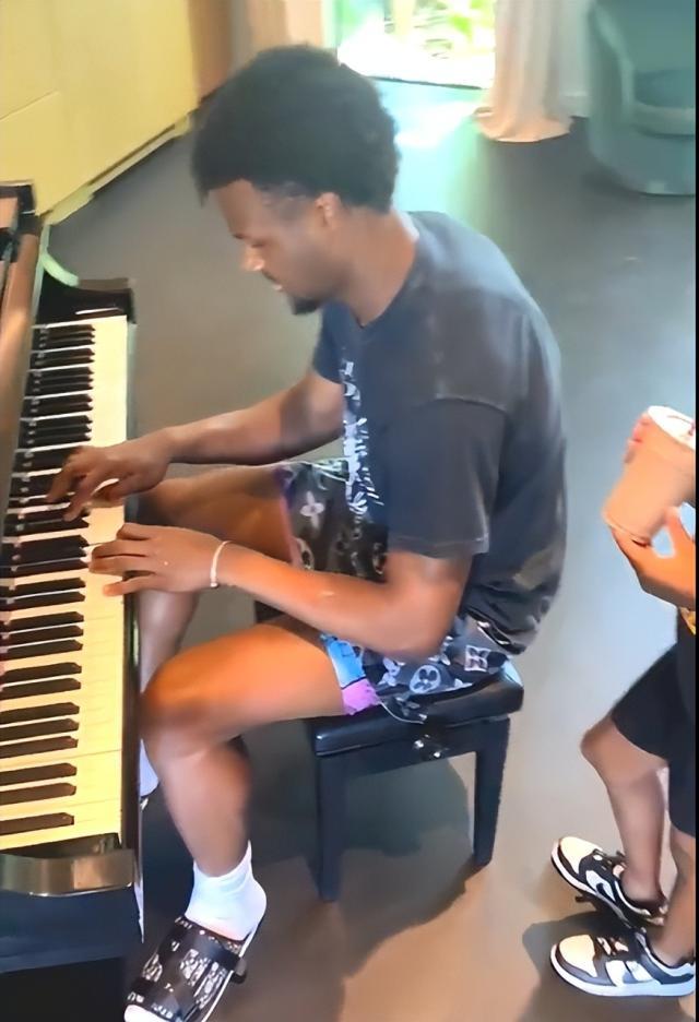 在线下注-詹皇大儿子回家休养弹钢琴！二儿子打比赛秀空接